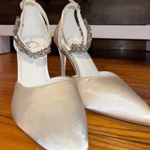 Size 8, Journee Loxley Pointed Toe Stiletto Heel Pumps!👠